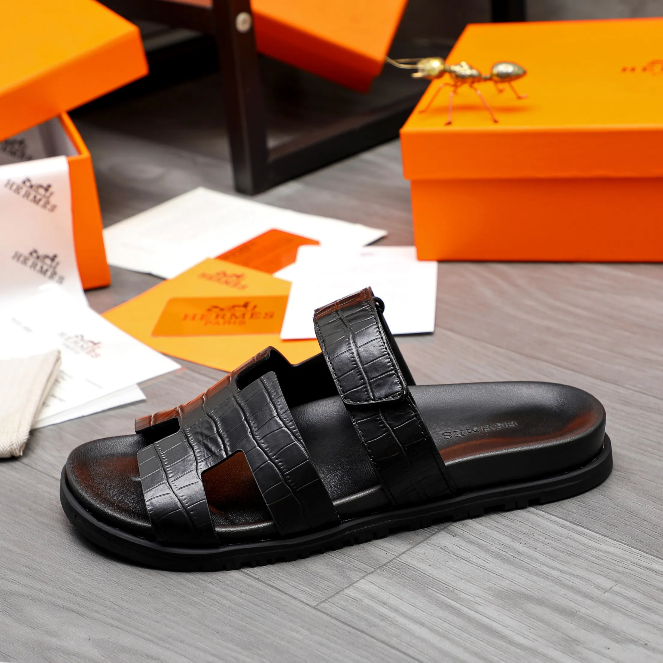 Men's shoes 💰340 Product trademark: Hermes "Hermes" Couple's slippers Regular size: 36-46 Product material: Selected stone grain cowhide upper, microfiber lining, original outsole